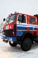 Foto gratuita camión de bomberos listo para su misión.