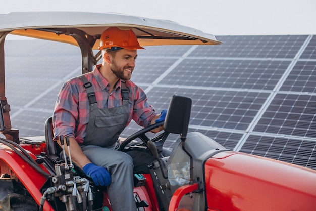 Camión de hombre conduciendo por paneles solares