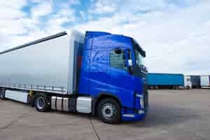 Foto gratuita camión vehículo largo listo para entregar y transportar