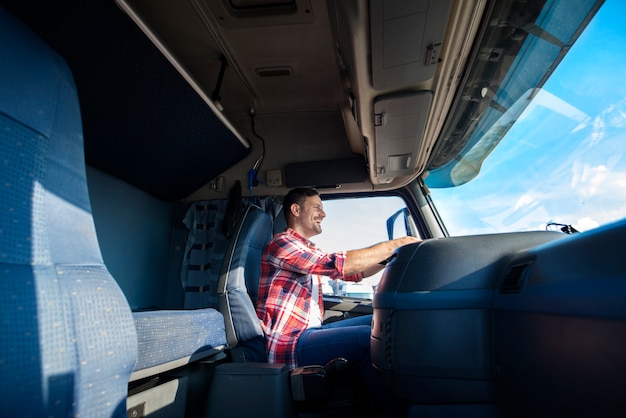 Camionero profesional de mediana edad que conduce el camión al destino