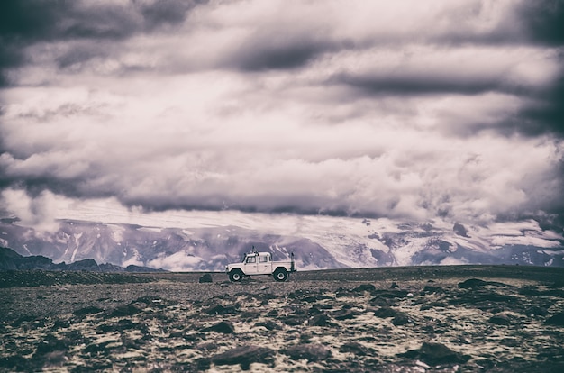 Foto gratuita camioneta blanca viajando montañas durante el día