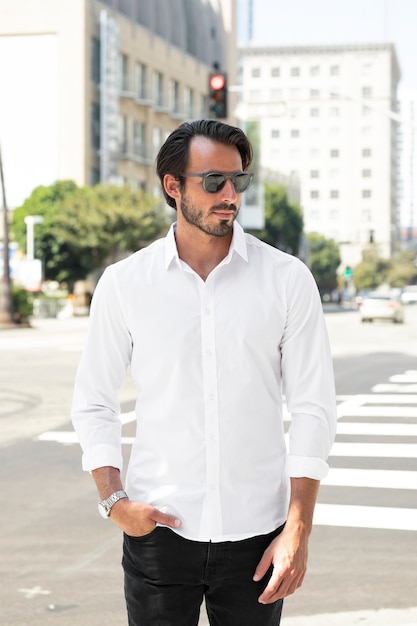 Camisa blanca básica ropa de moda masculina vista de la ciudad disparar