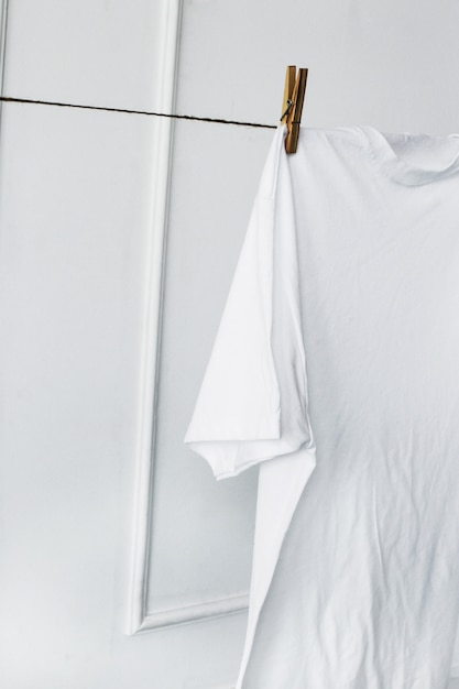 Camisa blanca colgada de la pared