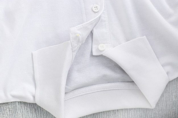 Foto gratuita camisa blanca sobre la mesa