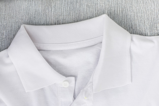 Camisa blanca sobre la mesa