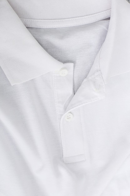 Camisa blanca sobre la mesa