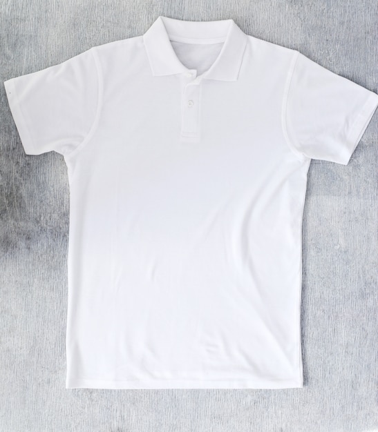 Camisa blanca sobre la mesa