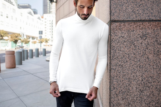 Foto gratuita camisa de cuello alto blanca simple estilo callejero moda masculina