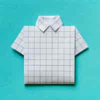 Foto gratuita camisa doblada origami papel artesanal.