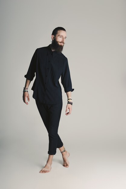 Camisa negra de hombre con barba estilo hipster en estudio sobre fondo blanco.