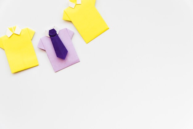 Camisa de papel amarilla y púrpura hecha a mano aislada sobre fondo blanco