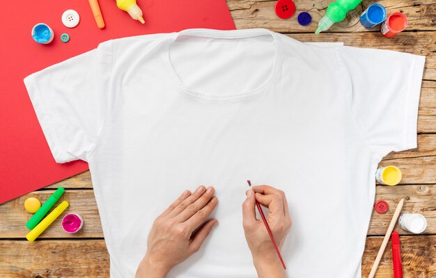 Camisa de pintura de manos de primer plano