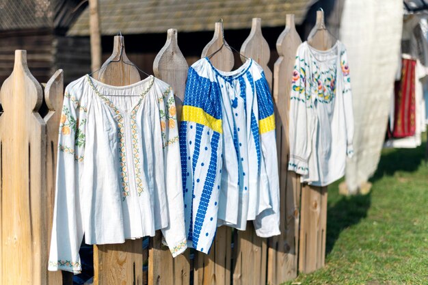 Camisas nacionales hechas a mano en el Museo del Pueblo en Bucarest Rumania