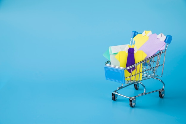 Camisas de papel de juguete colorido en carro de supermercado