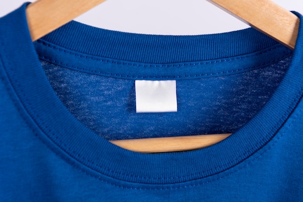 camiseta azul en blanco y etiqueta en blanco para publicidad.