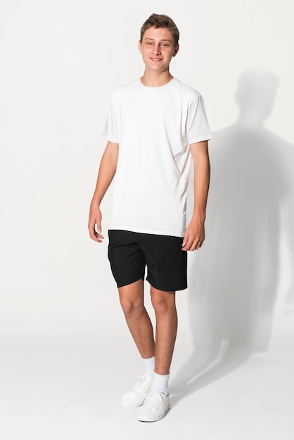 Camiseta básica blanca para sesión de estudio de ropa para chicos adolescentes
