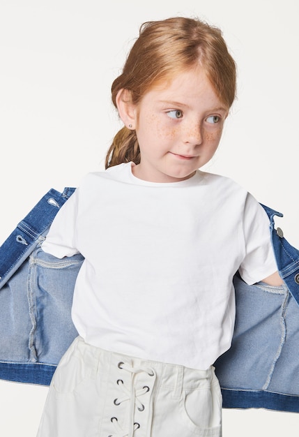 Foto gratuita camiseta blanca y chaqueta vaquera para niña