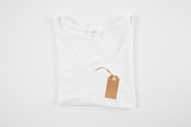 Camiseta blanca con etiqueta de precio