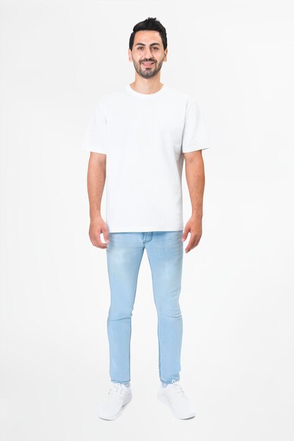 Camiseta blanca para hombre, básica, cuerpo completo.