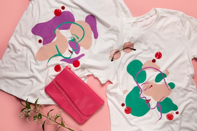 Foto gratuita camiseta blanca lisa pintada con diseño de colores