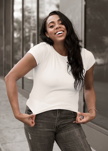 Camiseta blanca simple, ropa de mujer de talla grande, sesión al aire libre