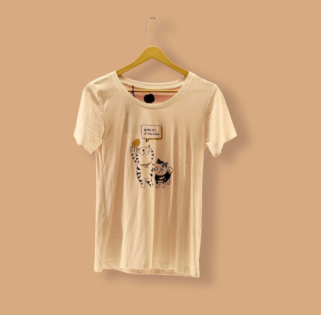 Camiseta gráfica Mockup de diseño de moda presentado en percha de madera