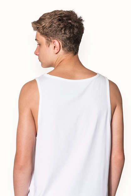 Foto gratuita camiseta sin mangas blanca para hombre para la sesión de ropa de verano de adolescentes con espacio de diseño