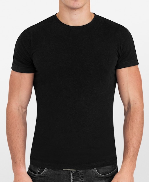 Camiseta negra simple usada por un hombre
