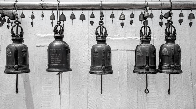 campana de metal cerca del templo budista