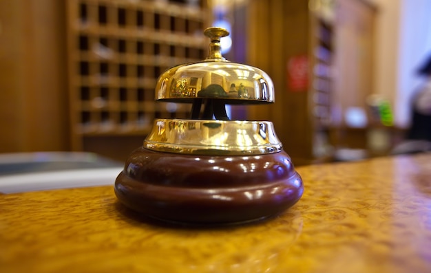 Foto gratuita campana de oro en el hotel