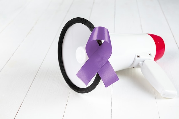 La campaña de sensibilización en el mes de noviembre. Ciérrese encima de la conciencia de la cinta azul clara. Símbolo de apoyo a los hombres que viven con cáncer