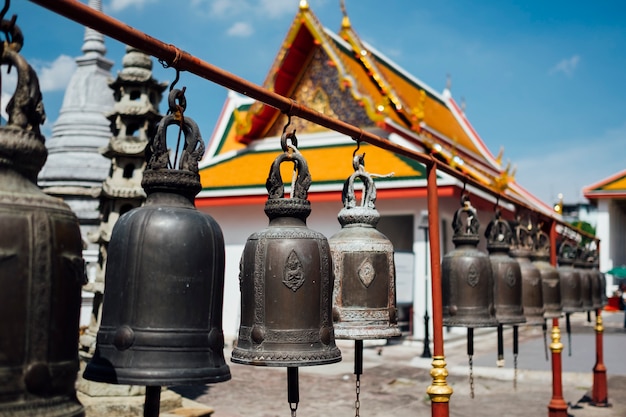 Campana en el templo tailandés en bangkok