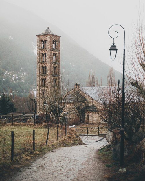 Campanario de iglesia románica único