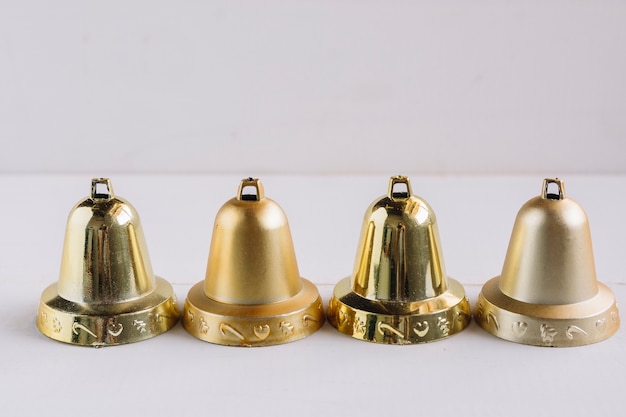 Foto gratuita campanas metalicas en mesa de luz.