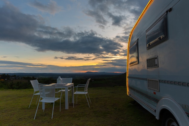 Camping con caravanas al anochecer