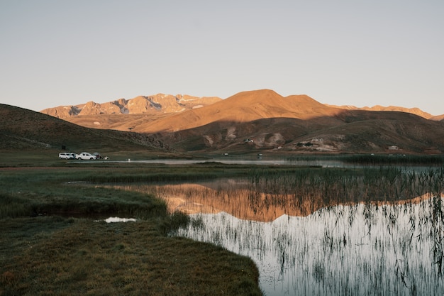 Foto gratuita camping en coche en las montañas de turquía