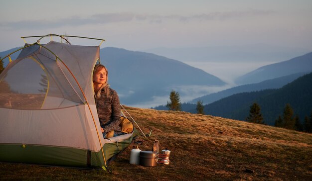 Camping en colinas de montaña a principios de otoño