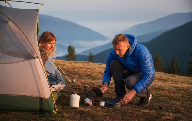 Camping en colinas de montaña a principios de otoño