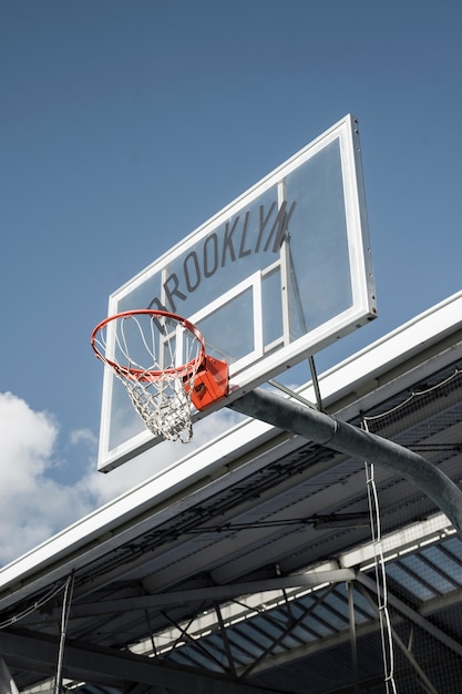 Campo de baloncesto vacío