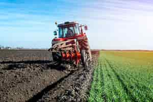 Foto gratuita campo de cultivo de la máquina agrícola del tractor