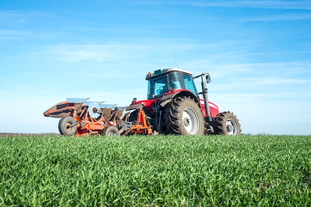 Foto gratuita campo de cultivo tractor