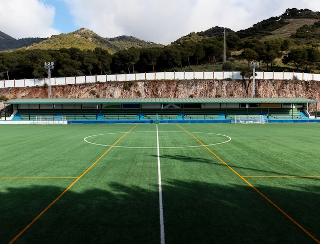 Campo de fútbol con fondo de naturaleza