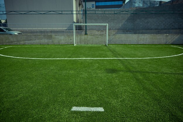 El campo de fútbol vacío y la hierba verde