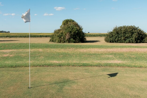 Campo de golf de alto ángulo al aire libre