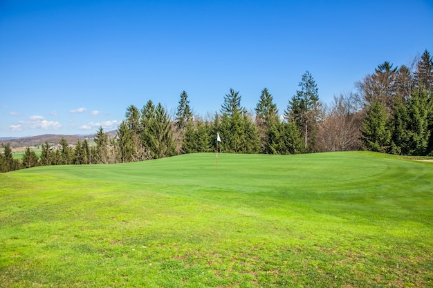 Campo de golf en Otocec, Eslovenia en un día soleado de verano