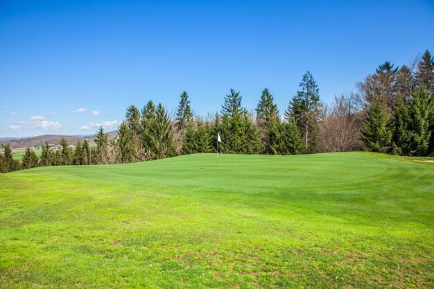 Campo de golf en Otocec, Eslovenia en un día soleado de verano