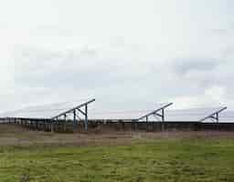 Foto gratuita campo con muchos paneles solares.