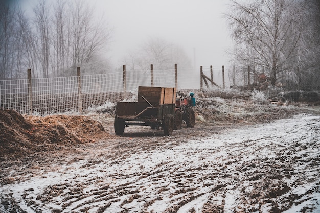 Campo nevado con un carro adjunto a una motocicleta de cuatro ruedas