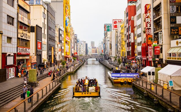 Canal con una barca navegando