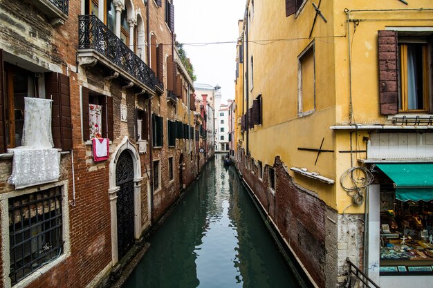 Canal con góndolas en Venecia, Italia. Arquitectura y monumentos de Venecia. Postal de Venecia con góndolas de Venecia.